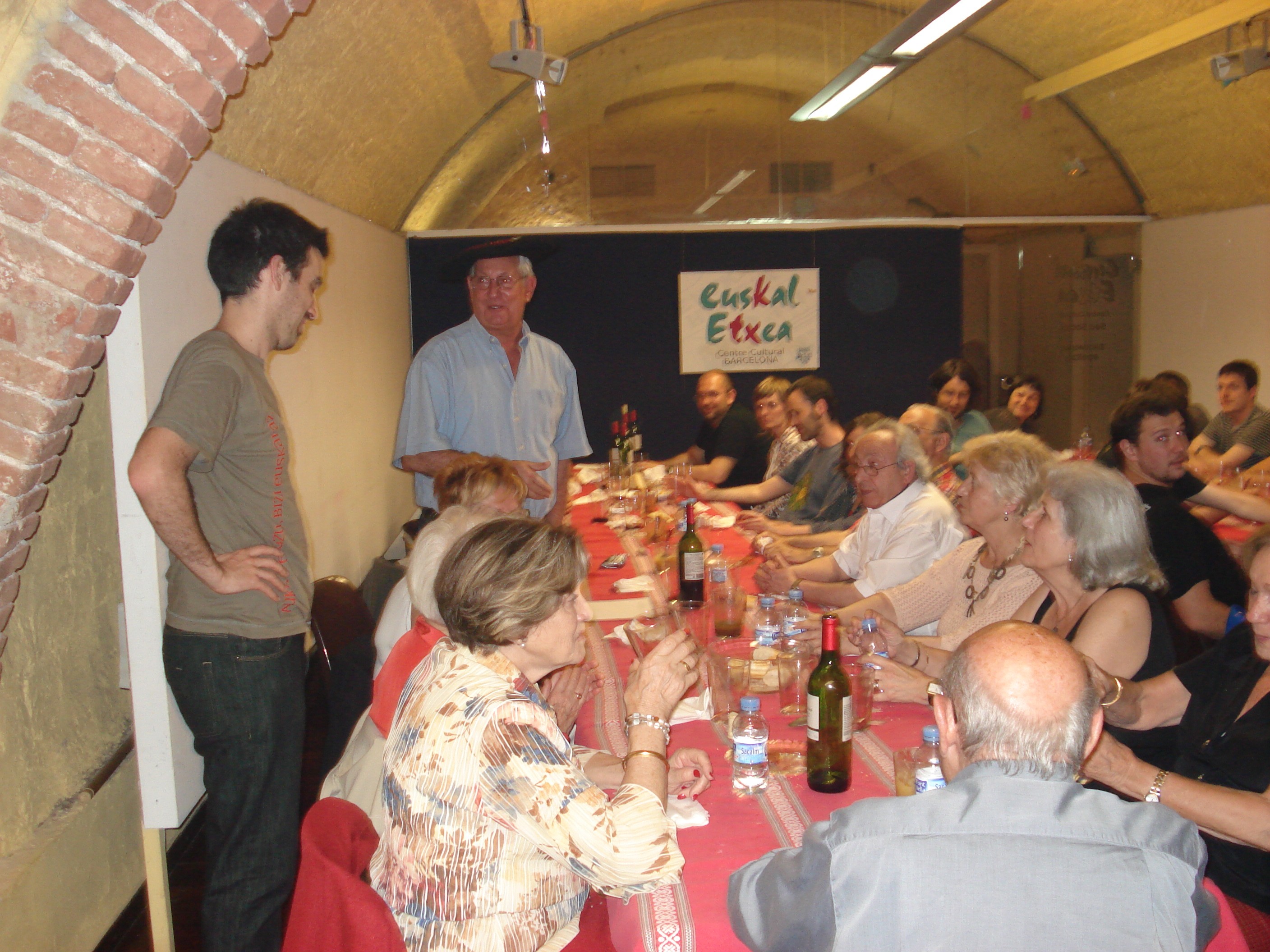 Imagen de una reunión en la Euskal Etxea de Barcelona